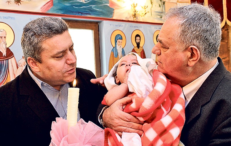 Senatorul Haralambie Vochiţoiu a făcut o pasiune din a năşi cupluri şi a creştina copii! Zilele trecute și-a botezat al 50-lea fin