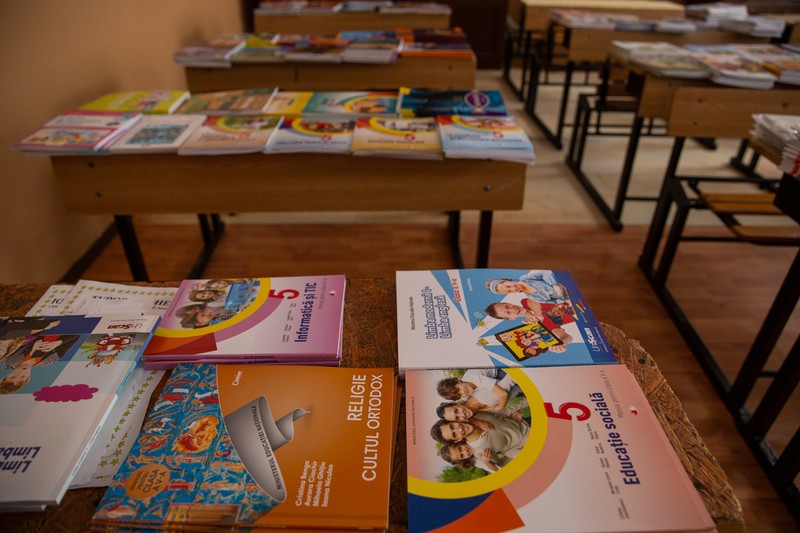Pe băncile şcolii din Sălcioara au apărut deja manualele