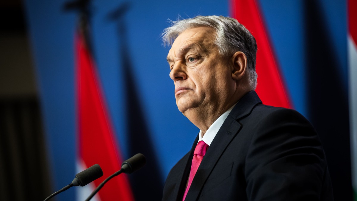 Premierul Ungariei, Viktor Orban, în timpul unei conferințe de presă, este trist și privește serios, fotografie este realizată din profil.