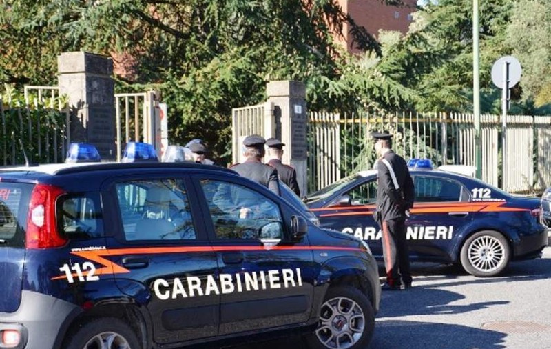 Trei români din Italia s-au deghizat în carabinieri și intrau în casele localnicilor de unde luau lucruri despre care spuneau că sunt "probe" în diverse dosare! Greșeala monumentală care a dus la prinderea lor
