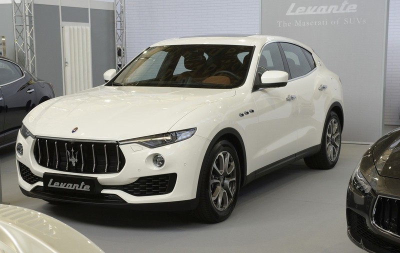 Un bunic milionar cu Maserati a primit o amendă de 65.000 de euro după ce s-a dat jos din mașină ca să țipe la un alt șofer