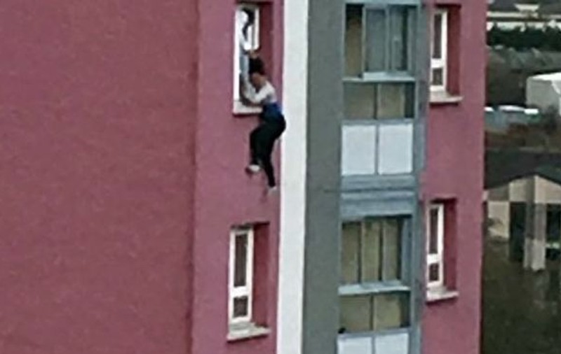 FOTO | Moment dramatic surprins de un trecător: O femeie ținută de păr, pe geam, înainte să cadă de la etajul 11