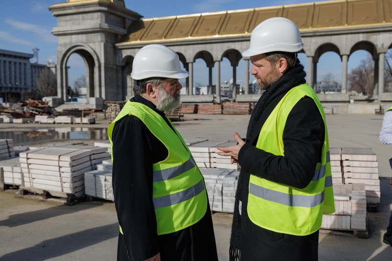 Părintele Nicolae Crângașu și Daniel Codrescu, pe șantierul de la Catedrala Națională. FOTO: Vlad Chirea