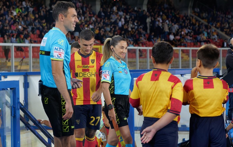 Scandal de sexism în Serie A, după ce un arbitru a refuzat să îi strângă mâna asistentei sale. Decizia Asociației Italiene