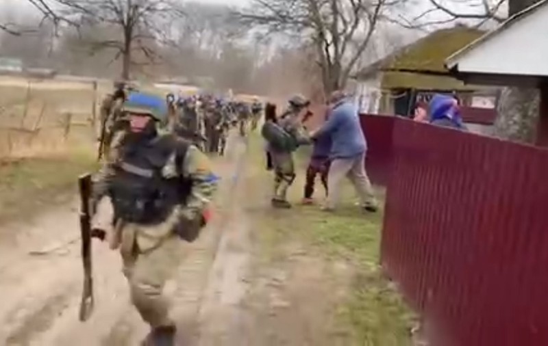 VIDEO | „Cât v-am așteptat!” Soldați ucraineni, primiți cu lacrimi și mâncare de oamenii dintr-un sat eliberat