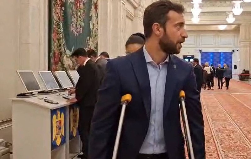 George Simion, absent când Ramona Bruynseels a citit textul moțiunii de cenzură. Un parlamentar AUR a sosit în cârje. PSD nu va vota moțiunea, anunță Sorin Grindeanu