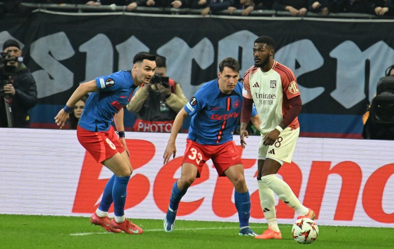 Cine transmite meciul Lyon - FCSB la TV în România. Partida din Europa League se vede pe două posturi