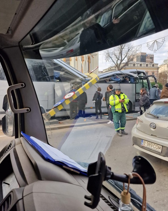 Impact violent la intrarea în Pasajul Unirii. Un mort și 24 de răniți, după ce un autocar cu turiști a intrat în limitatorul de înălțime