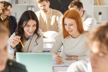 Elevii din Republica Moldova au obținut rezultate remarcabile la disciplina „Învățare în lumea digitală” din cadrul PISA 2025, devansând țări precum România, Bulgaria și Georgia. Foto: Shutterstock
