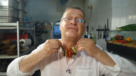 Dinescu, ajuns bucătar la televiziunea națională | Foto: Facebook/Mircea Dinescu