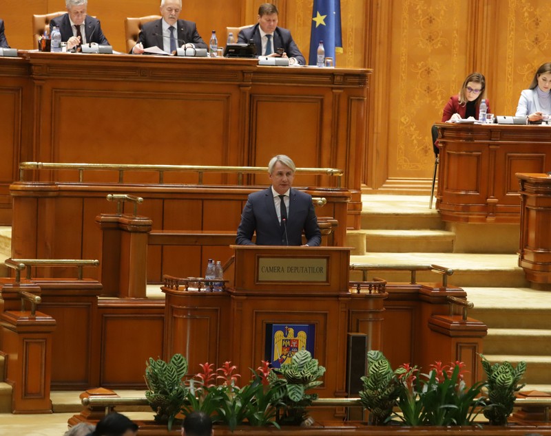 UPDATE. Plenul Parlamentului a început dezbaterea la proiectul de buget pe 2019. Dragnea lipseşte, miniştrii din Cabinet nu au ajuns la şedinţă (FOTO/ VIDEO)