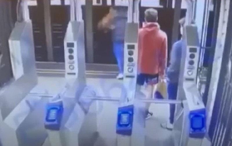 Clipe de cumpănă pentru un bărbat înainte de Anul Nou, după ce a fost împins în fața unui tren de metrou | VIDEO