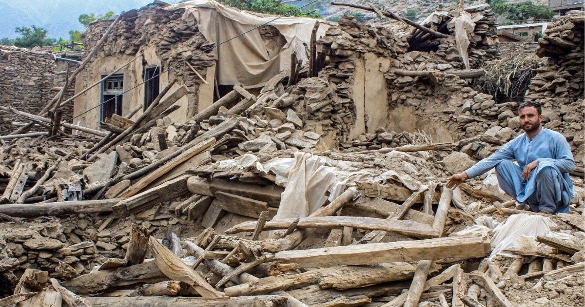 Un bărbat afgan stă în mijlocul ruinelor unei case distruse, în urma unui cutremur în districtul Dara-i-Nur din provincia Nangarhar, pe 3 septembrie 2025.