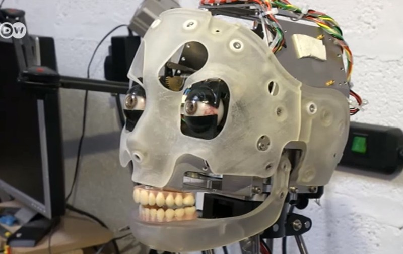 VIDEO | Ai-Da, primul robot din lume care pictează