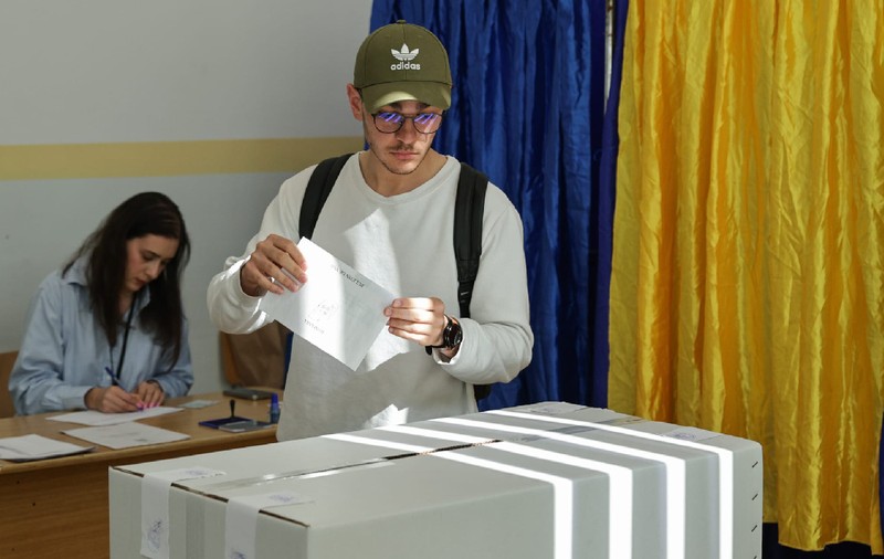 Alegeri prezidențiale 2025: Prezența la vot până la ora 13 a depășit-o pe cea de la scrutinul din noiembrie