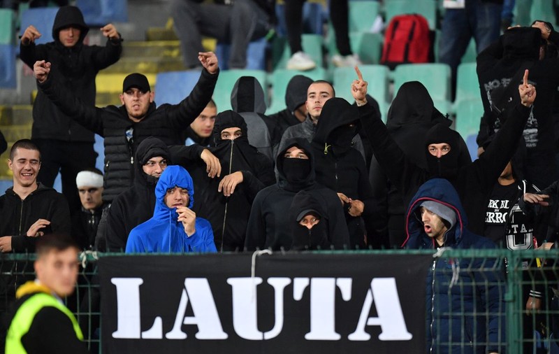 Scandal în Bulgaria, după ce meciul cu Anglia a fost întrerupt de două ori din cauza scandărilor rasiste! Președintele Federației de Fotbal a demisionat, la cererea premierului Borisov
