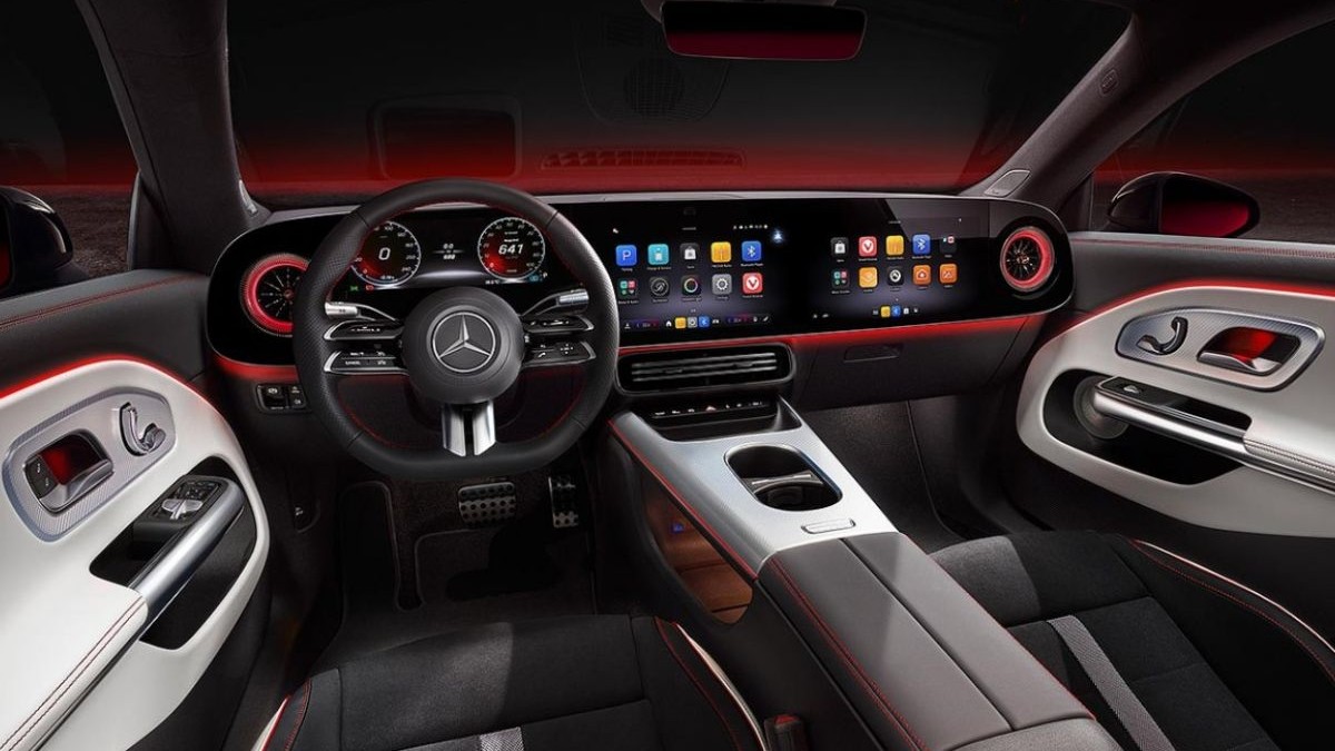 Bordul plin de comenzi și ecrane ale noului Mercedes-Benz CLA electric.
