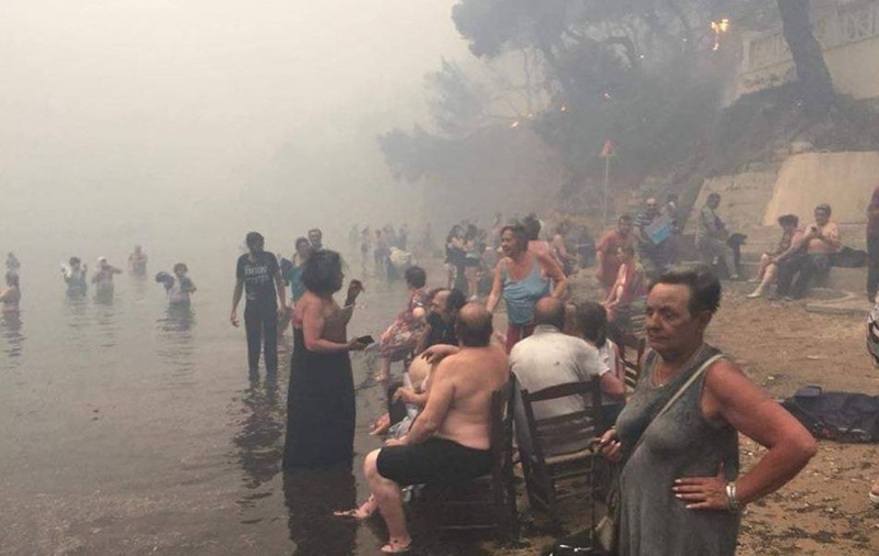 EXCLUSIV/ ”Tragedia greacă”, prin ochii unei românce. ”Se auzeau urlete. Am aprins luminile telefoanelor, încercam să luminăm apa şi căutam supravieţuitori”