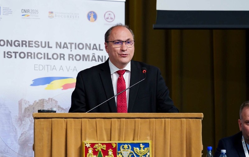 Mihai Dimian - ministrul interimar al Educatiei în fața unui pupitru
