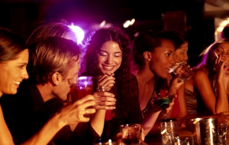 Ce au descoperit cercetătorii despre alcool. Acum e mult mai clar de ce beau oamenii