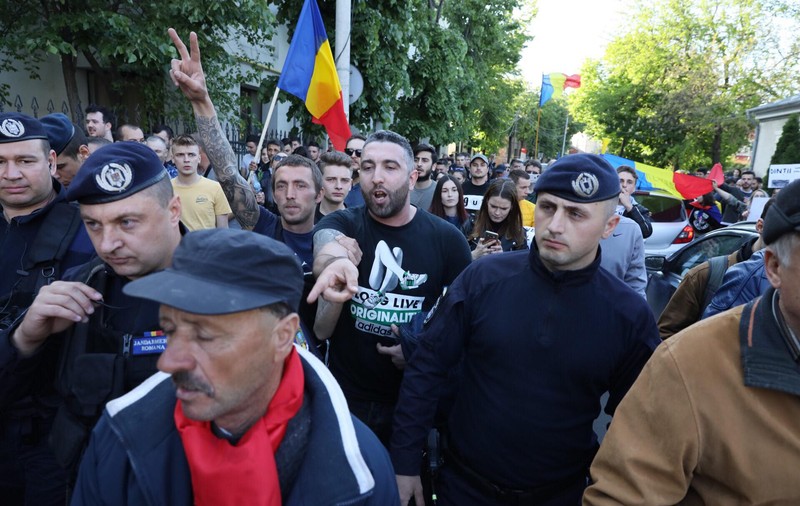 OPINIE | Vasile Ernu, despre mitingurile puterii și ale opoziției. „Hatereala şi ura se mută în piaţă. Profilul electoratului PSD la ultimele alegeri?”
