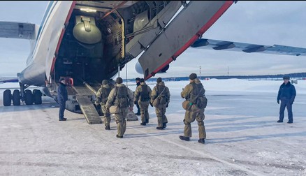 Soldații ruși urcă la bordul unei aeronave militare, pe un aerodrom din afara Moscovei, și se îndreaptă spre Kazahstan, 6 ianuarie 2022. Forțele colective de "menținere a păcii" ale OTSC au fost trimise la cererea președintelui kazah Tokayev, pe fondul valului de proteste din țară | Foto: EPA