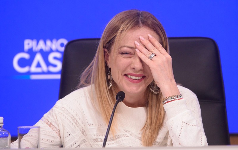 O fotografie controversată cu Giorgia Meloni, realizată cu AI, a devenit virală: „Cine a creat-o m-a îmbunătățit considerabil”