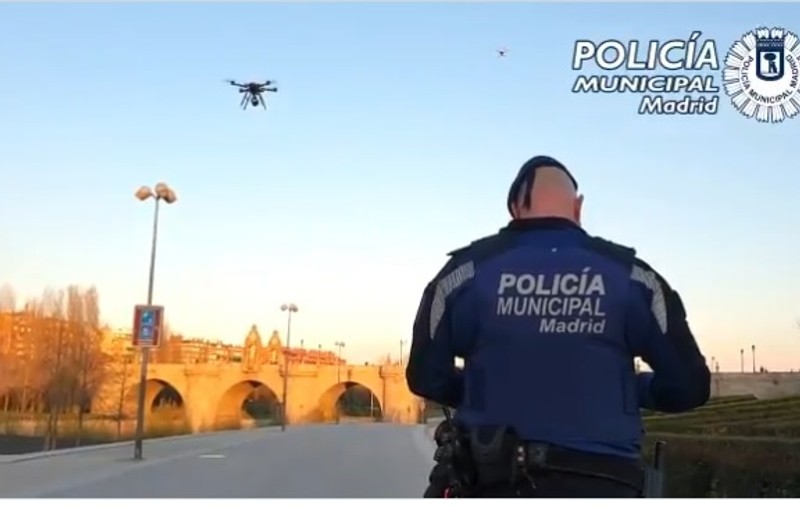 Poliţia spaniolă a folosit drone pentru a-i trimite pe cetăţenii de pe străzi în case