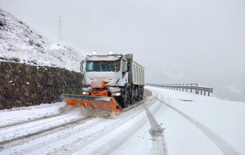 Drumuri înzăpezite în nordul țării și la munte. Codul galben de ninsori, în vigoare până miercuri seară