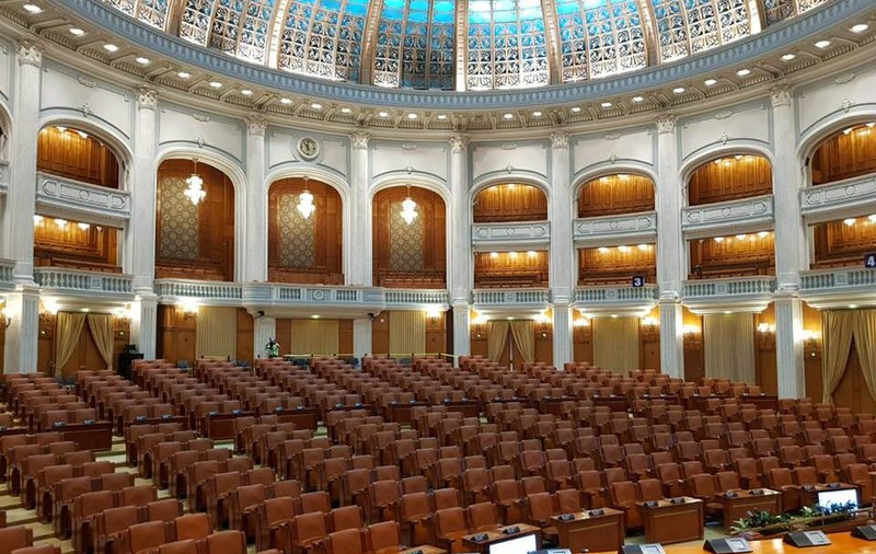 Parlamentul a încuviinţat decretarea stării de urgenţă, cu unanimitate de voturi. Votul a fost online, o premieră a Legislativului