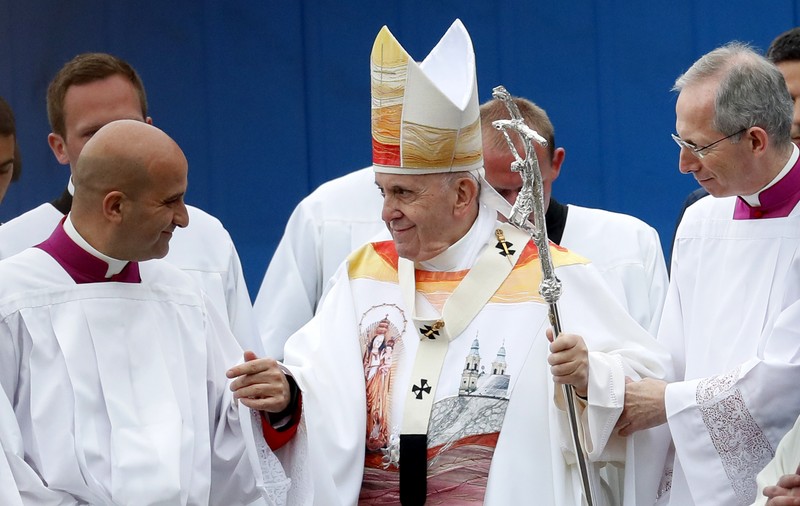 FOTO | Veșmintele pe care Papa Francisc le-a purtat la Şumuleu Ciuc au fost făcute de un designer român