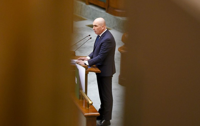 Criza politică din România depinde de 232 de voturi în Parlament. Cine va decide soarta Guvernului Bolojan?