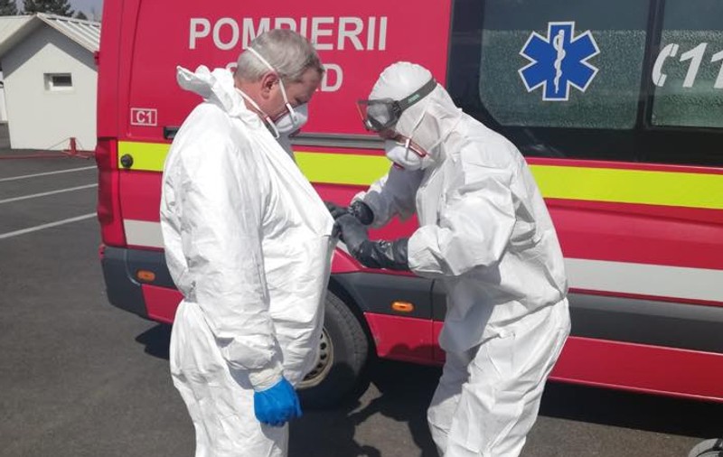 Mărturia unui medic: "Trecem prin sate și oamenii își fac semnul crucii când ne văd echipați complet"