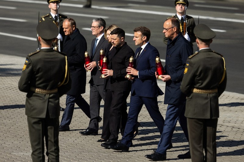 Kiev, 10 mai. Merz (primul din dreapta), Macron, Zelenski, soția președintelui ucrainean, Starmer și Tusk aduc omagii soldaților ucraineni căzuți pe front Foto: Profimedia