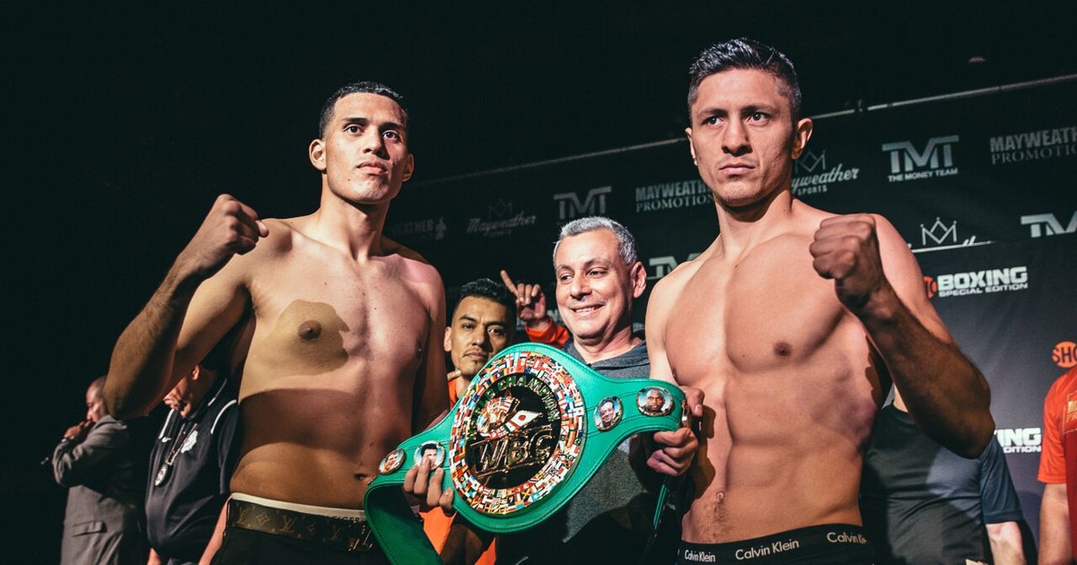 Boxerul român Ronald Gavril, dreapta, a pierdut meciul cu David Benavidez pentru titlul mondial WBC la supermijlocie