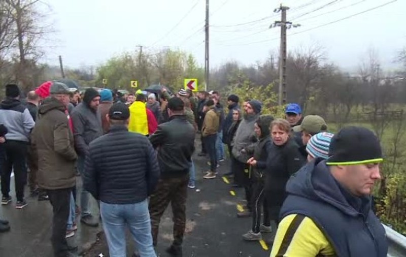 Proteste în stradă pentru repararea unui drum, după ce un camion a strivit o femeie. „Câți trebuie să mai moară?”