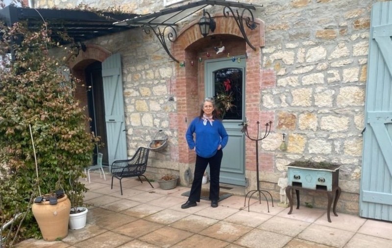 O pensionară a cumpărat și renovat o casă cu 375.000 de euro, după care a aflat că un autobuz îi va trece prin grădină