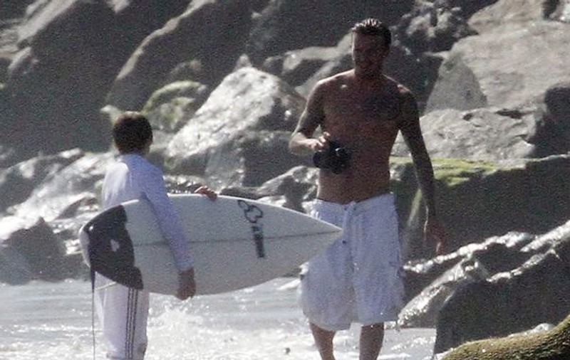 Foto | David Beckham și-a lăsat fetele acasă și a mers la surf cu băieții