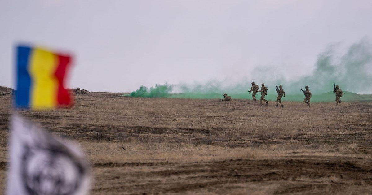 Exercițiu de luptă al militarilor români pe poligonul din Smârdan
