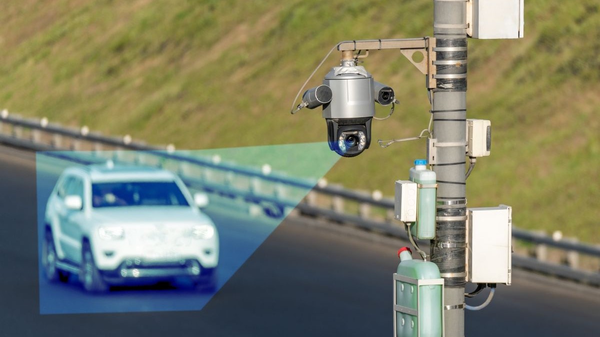 Cameră radar, dotată cu Inteligență Artificială, care scanează o mașină pe o autostradă