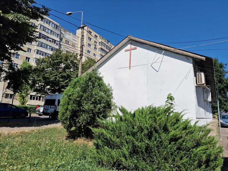 Preoții și enoriașii beneficiază de aer condiționat la Biserica Izvorul Tămăduirii din cartierul Macul Roşu