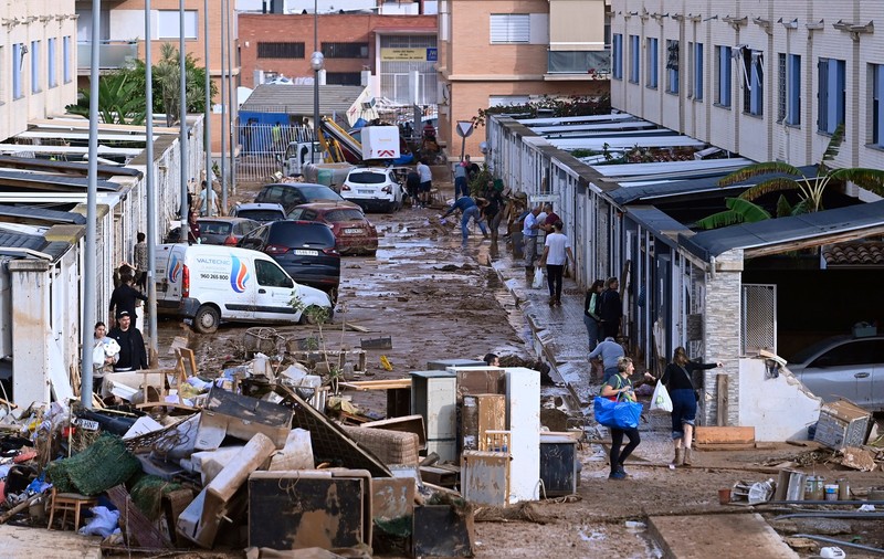 Primele clipe ale dezastrului din Spania. Șoferii din Valencia așteptau liniștiți la semafor | VIDEO