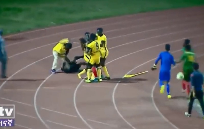 Un arbitru din Etiopia și-a luat o bătaie soră cu moartea. S-a apărat de agresori cu steagul de la colț! Armata l-a salvat de fotbaliștii furioși | VIDEO