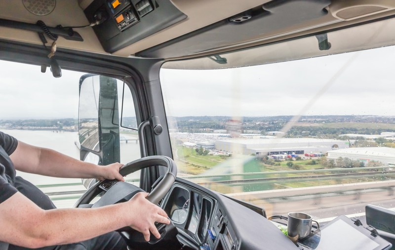Șofer român de TIR prins cu 23.400 de litri de bere de contrabandă în camion și condamnat, în Franța