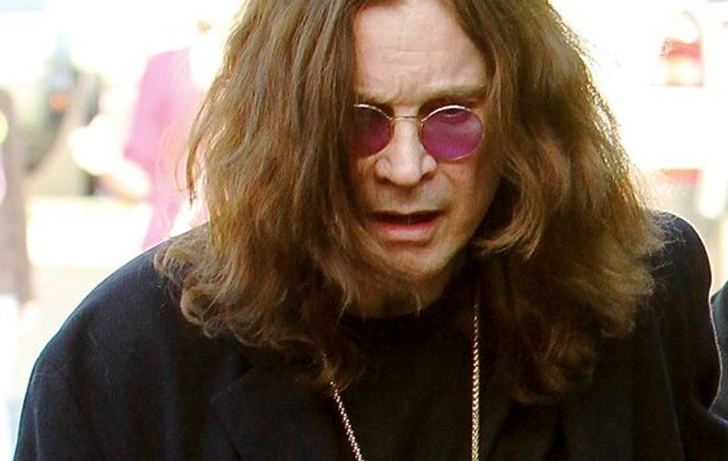 Ozzy Osbourne şi-a dăruit lanţul de 3.000 de dolari unui cerşetor