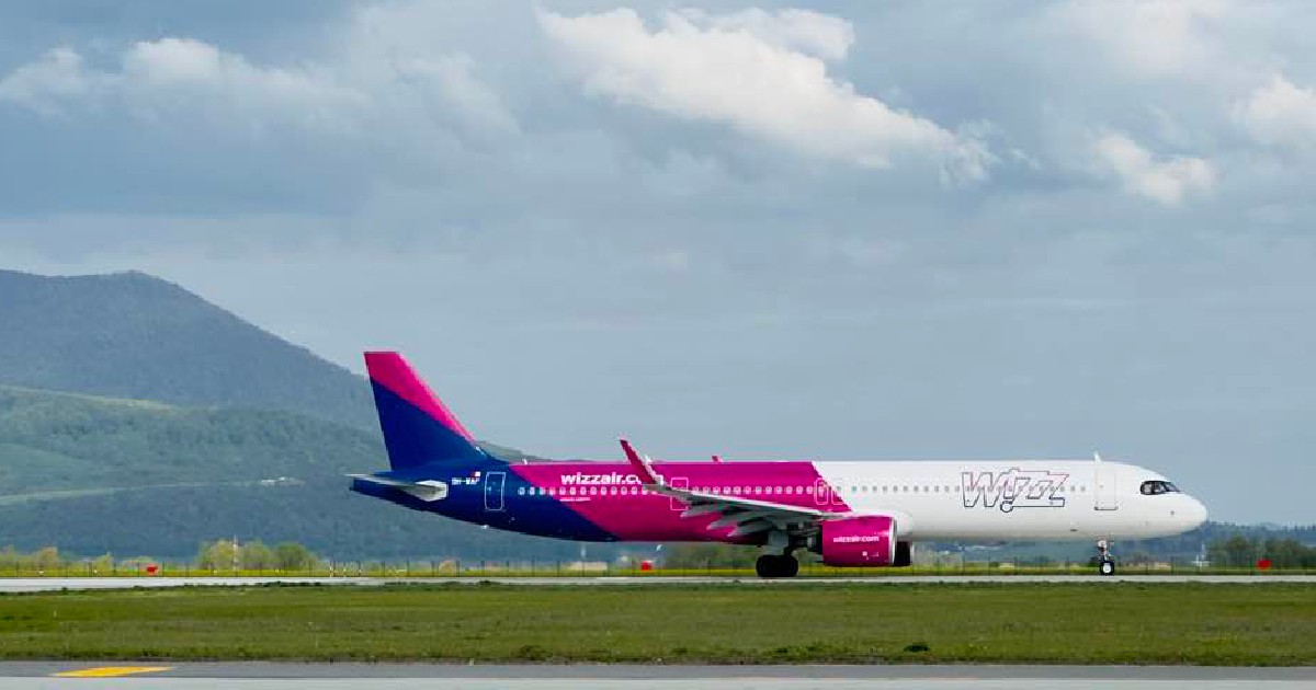 Alinierea pe pistă a unui avion Wizz Air la aeroportul Internațional Brașov