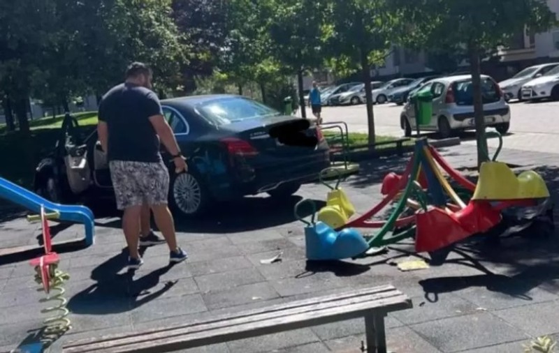Un copil de 3 ani a fost rănit, după ce o mașină a intrat într-un loc de joacă din București