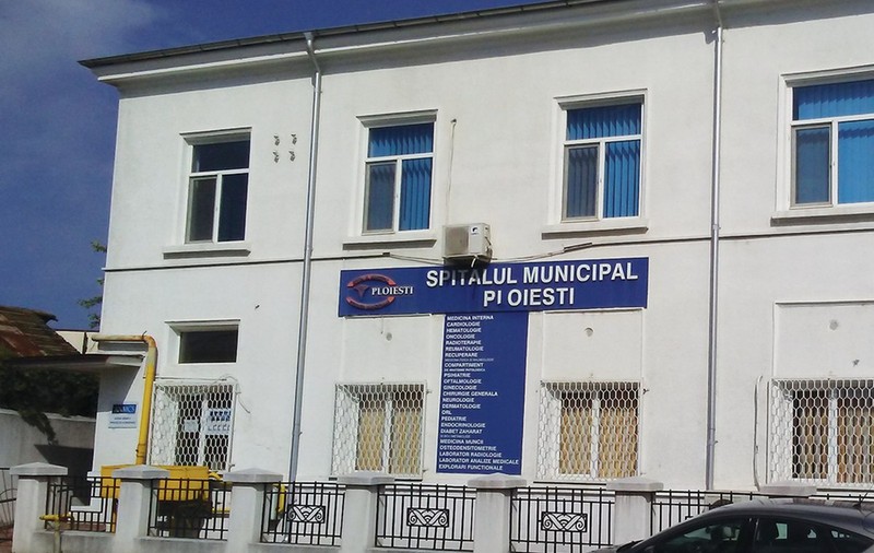 Un bărbat a murit lângă Spitalul Municipal din Ploiești. Paznicul l-a văzut, dar nu a alertat medicii, acuză viceprimarul