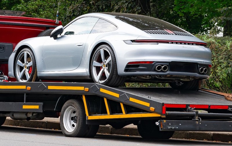 Sute de mașini Porsche s-au blocat brusc și nu mai pornesc, șoferii și-au dus bolizii în service cu platformele, în Rusia