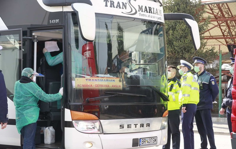 Autocar cu 60 de persoane, oprit la Buzău. "Până aici nu ne-a verificat nimeni"